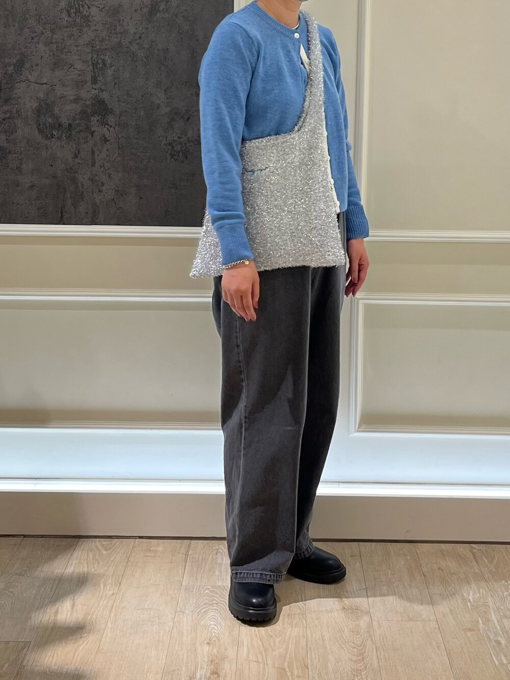 グレー系のデニムパンツ、グレー系のTシャツ/カットソー、ブルー系のカーディガン/ボレロを着用したレディースの秋コーディネートの2枚目の写真