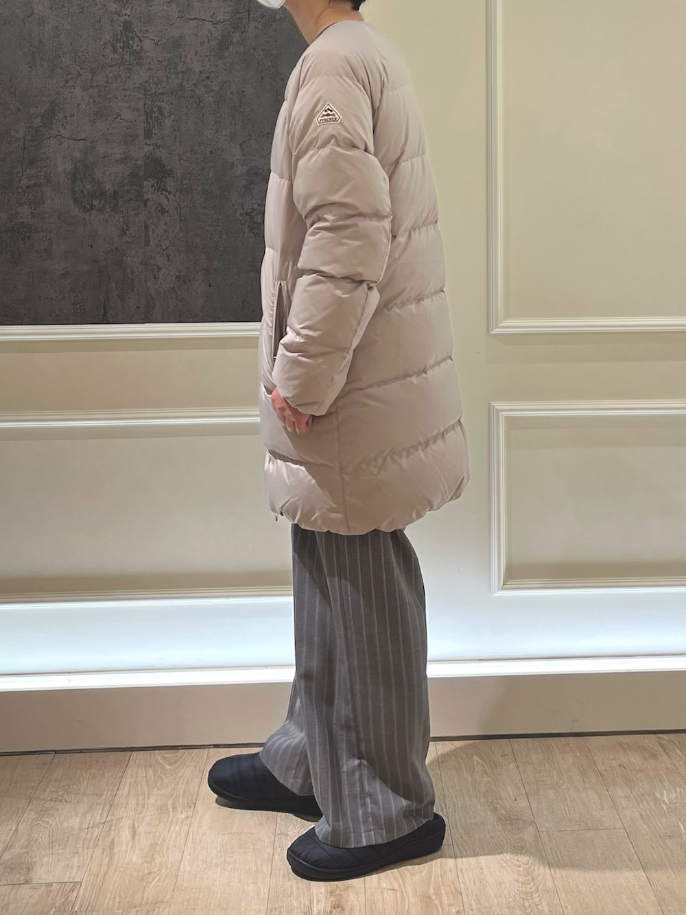 ブラック系のサンダル、ベージュ系のダウンジャケット/コート、ブラック系のその他パンツを着用したレディースの秋コーディネートの3枚目の写真