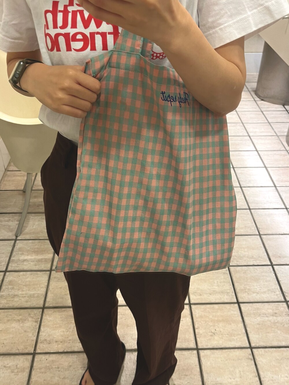 ホワイト系のTシャツ/カットソー、ブルー系のトートバッグを着用したレディースの夏コーディネートの2枚目の写真