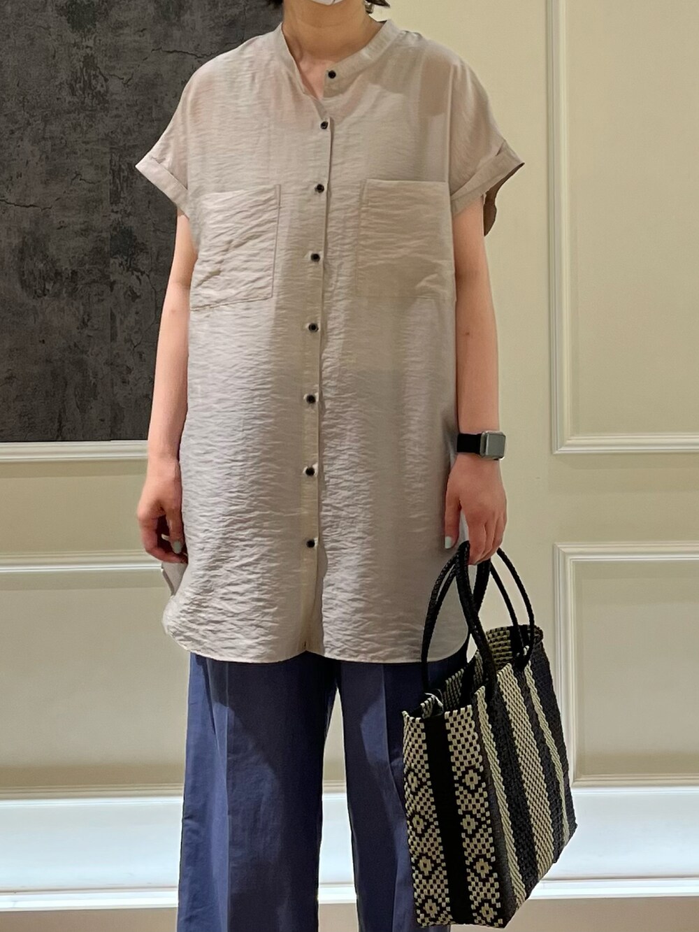 ベージュ系のシャツ/ブラウス、ブラック系のスラックス、ブラウン系のサンダルを着用したレディースの夏コーディネートの3枚目の写真