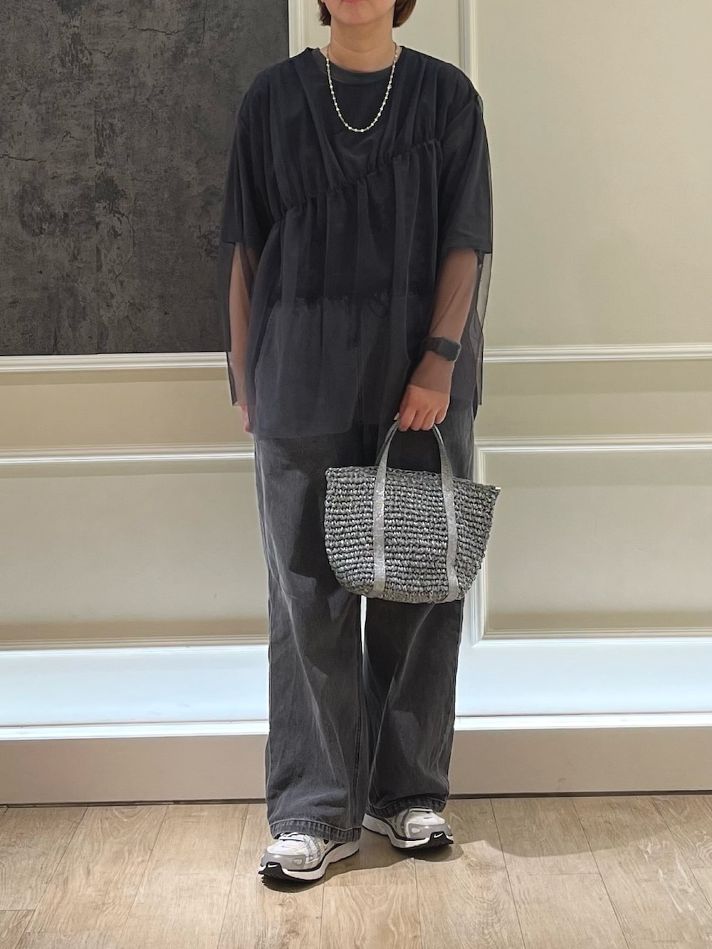 グレー系のシャツ/ブラウス、ブラック系のデニムパンツ、グレー系のトートバッグを着用したレディースの春コーディネートの3枚目の写真