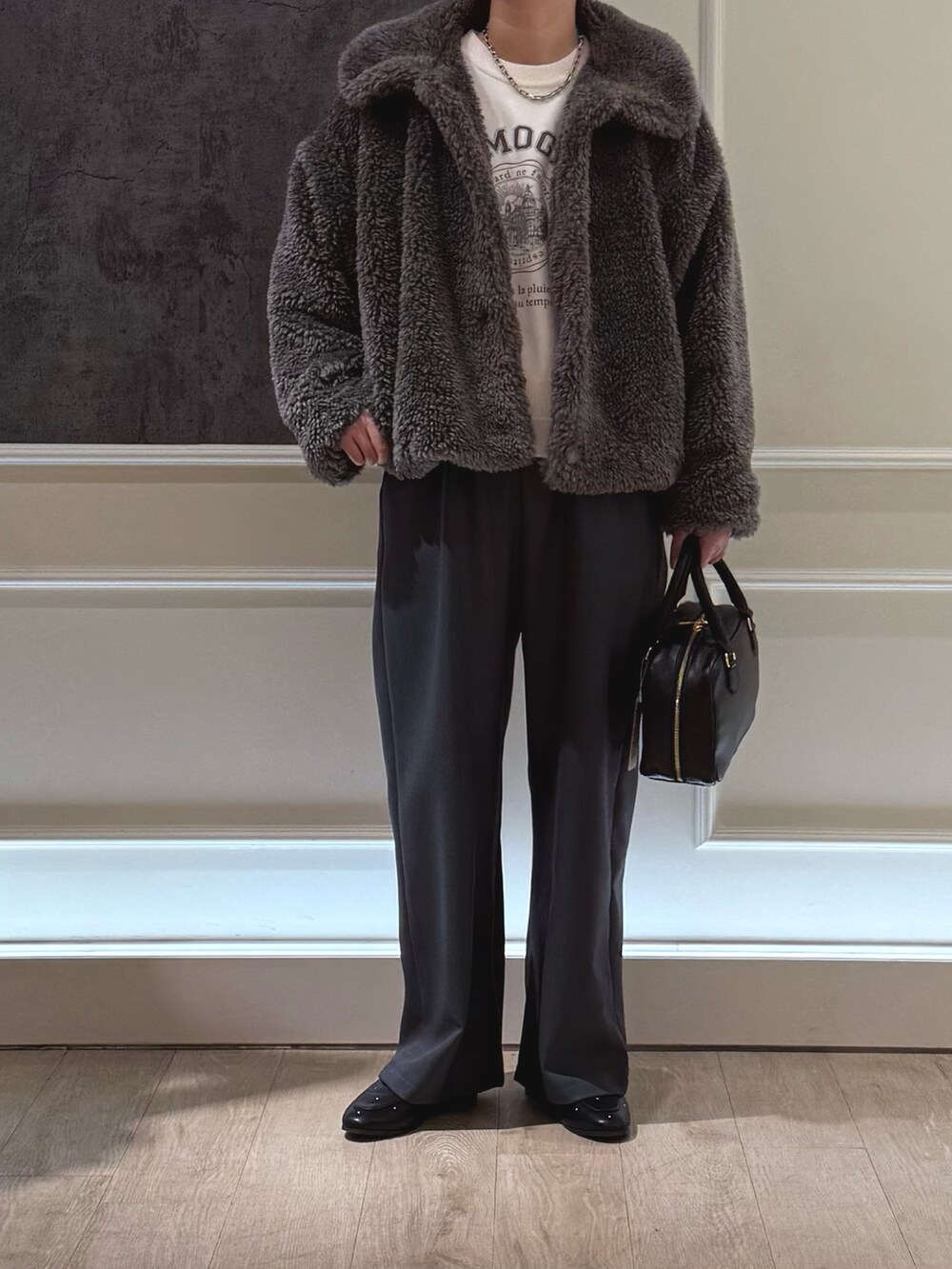 「冬コーデ、オトナカジュアル、おでかけコーデ、冬アウター、ラフコーデ」｜「fredy emueのフェイクファーコート（ムートンコート、グレー系）」を使った、Hayashida さん（レディース・162cm）の冬コーディネートの2枚目の写真