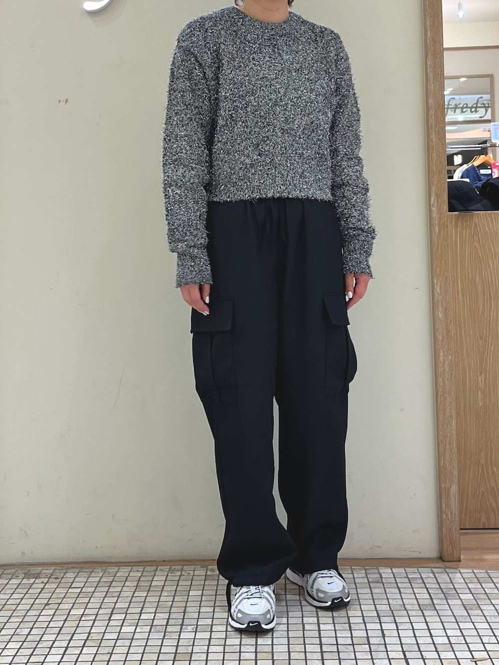 ブラック系のニット/セーター、ブラック系のその他パンツを着用したレディースの春コーディネートの2枚目の写真