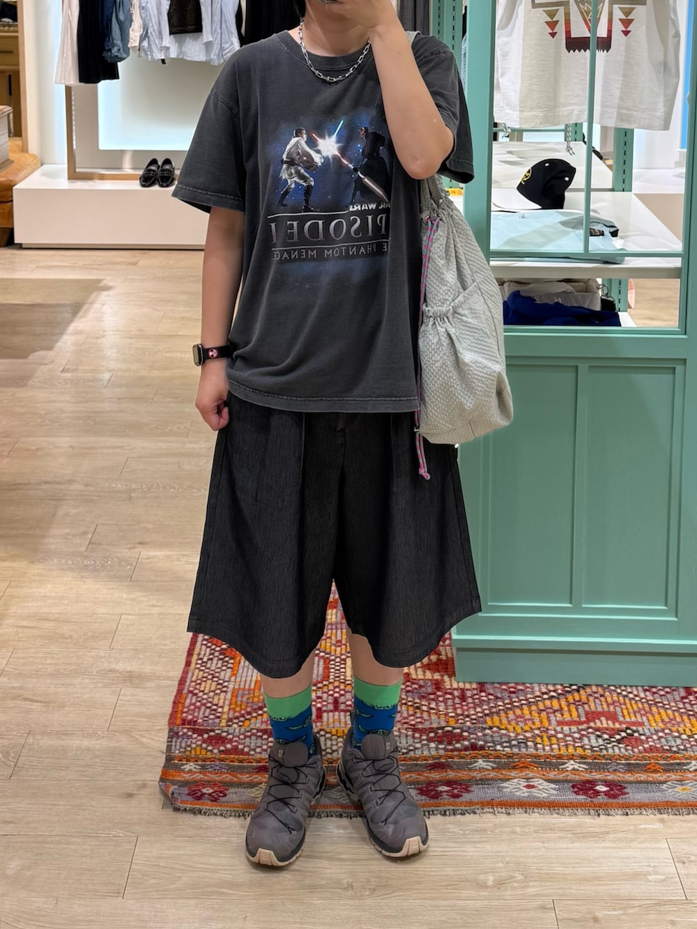 グレー系のTシャツ/カットソー、グレー系のその他パンツ、ベージュ系のトートバッグを着用したレディースの夏コーディネートの2枚目の写真