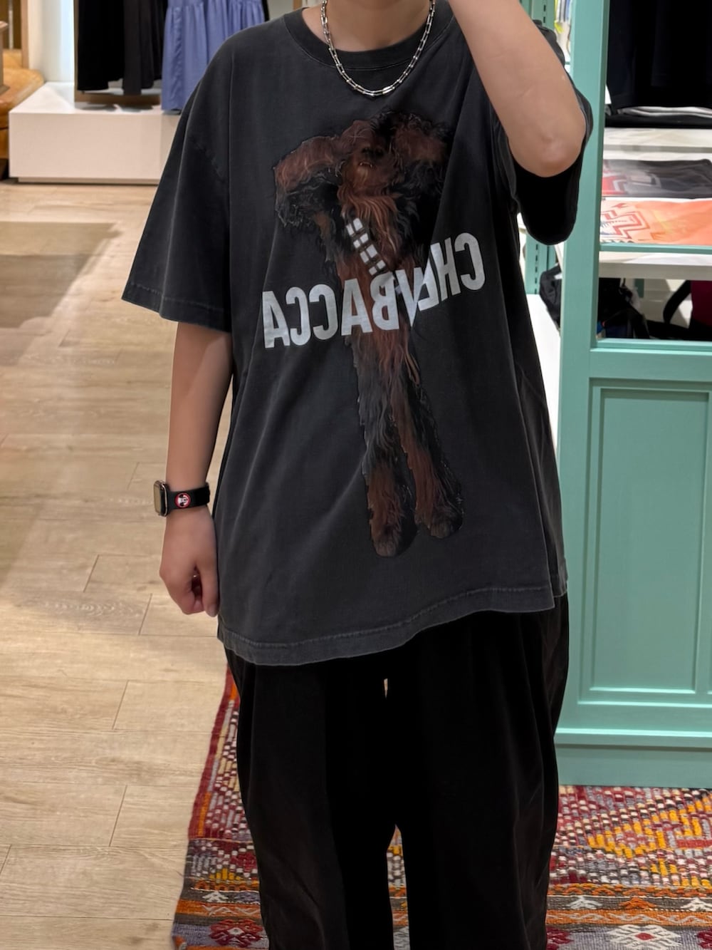 ブラック系のTシャツ/カットソー、ブラック系のその他パンツを着用したレディースの夏コーディネートの3枚目の写真