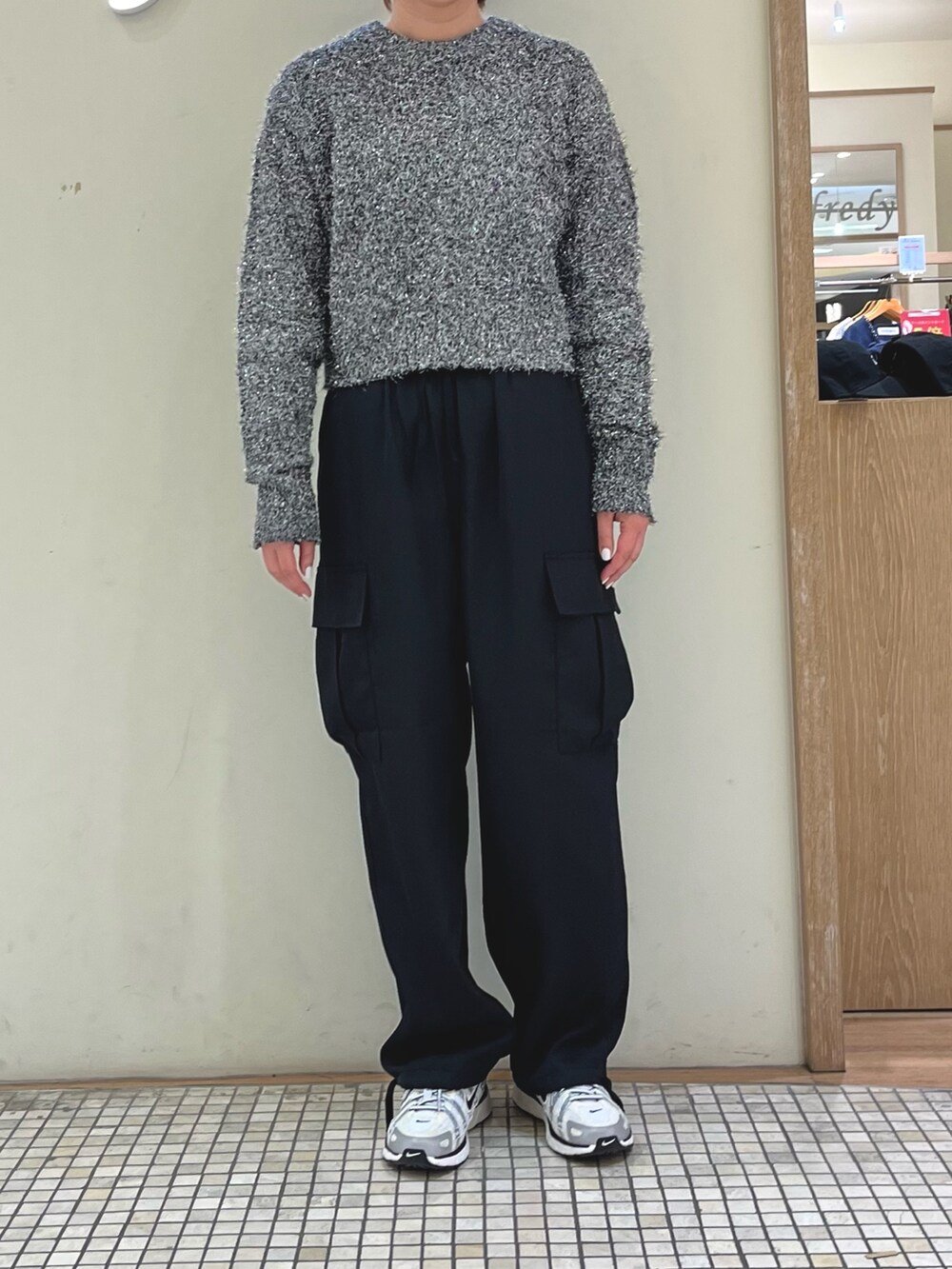 ブラック系のニット/セーター、ブラック系のその他パンツを着用したレディースの春コーディネートの3枚目の写真