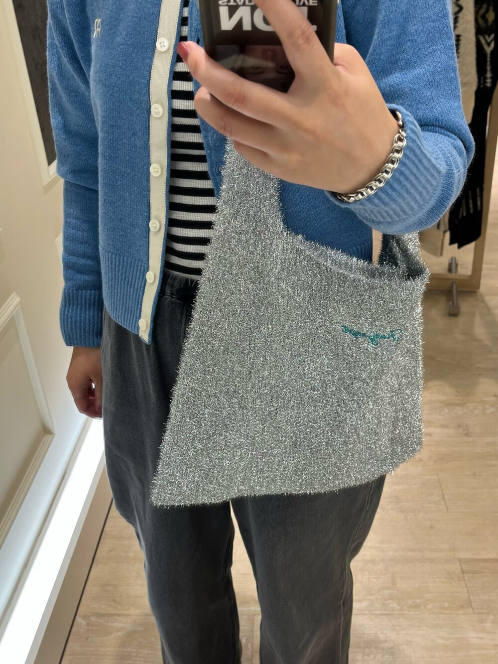 グレー系のデニムパンツ、グレー系のTシャツ/カットソー、ブルー系のカーディガン/ボレロを着用したレディースの秋コーディネートの3枚目の写真