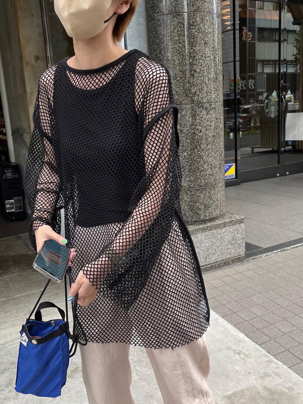 ブラック系のTシャツ/カットソーを着用したレディースの夏コーディネートの3枚目の写真