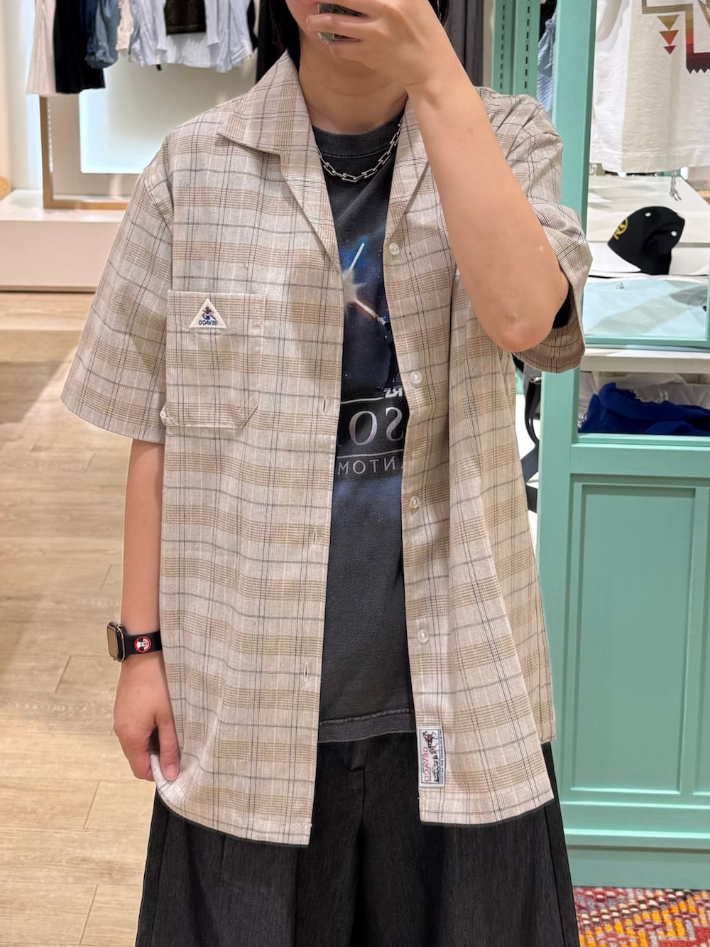 グレー系のTシャツ/カットソー、グレー系のその他パンツ、ベージュ系のシャツ/ブラウスを着用したレディースの夏コーディネートの2枚目の写真