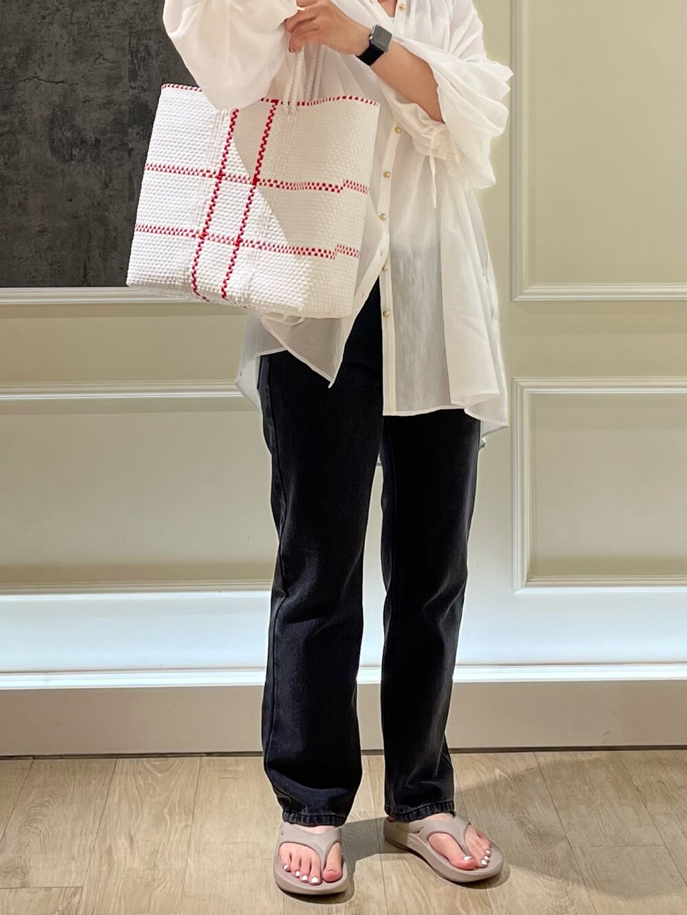 ホワイト系のシャツ/ブラウス、ブラック系のデニムパンツ、ブルー系のかごバッグを着用したレディースの夏コーディネートの2枚目の写真