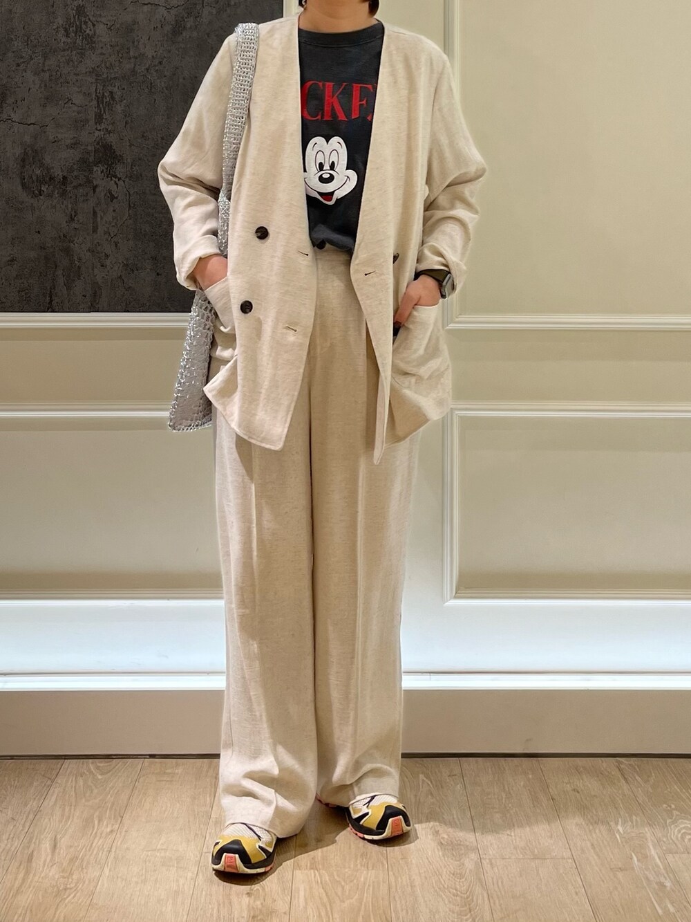 「セットアップ、セットアップスタイル、ジャケット、ジャケットスタイル、Tシャツ、パンツスタイル、パンツコーデ、春、シンプルスタイル、スニーカーコーデ」｜「GOOD ROCK SPEEDの【GOOD ROCK SPEED/グッドロックスピード】別注ミッキー / プリント / 半袖Tシャツ / MICKEY（Tシャツ/カットソー、ブラック系）」を使った、Hayashida さん（レディース・162cm）の春コーディネートの4枚目の写真