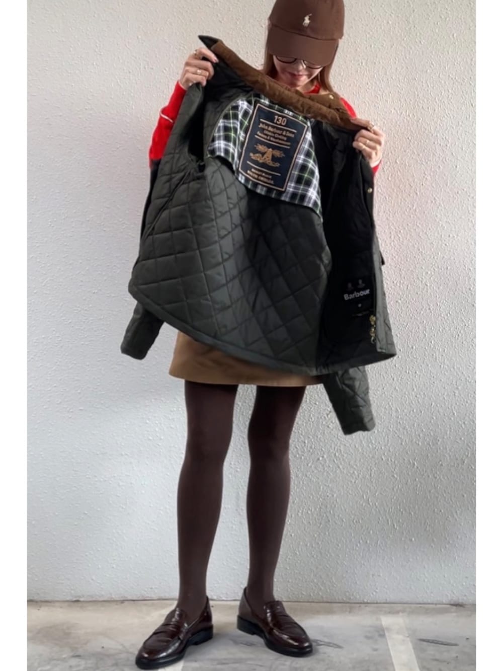 グリーン系のその他アウター、グリーン系のショルダーバッグ、ベージュ系のスカートを着用したレディースの秋コーディネートの2枚目の写真