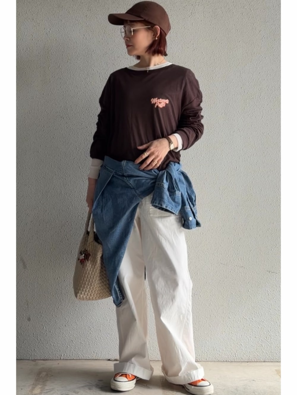 ブラウン系のTシャツ/カットソー、ブルー系のシャツ/ブラウス、ホワイト系のカーゴパンツを着用したレディースの春コーディネートの2枚目の写真