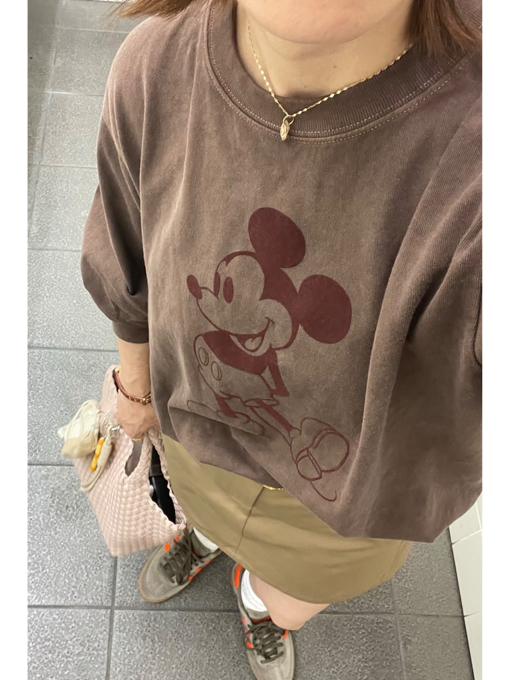 ブラウン系のTシャツ/カットソー、ベージュ系のスカート、ブラウン系のスニーカーを着用したレディースの秋コーディネートの4枚目の写真