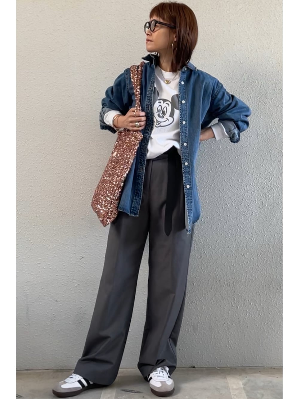 ホワイト系のTシャツ/カットソー、ブルー系のシャツ/ブラウス、グレー系のスラックスを着用したレディースの春コーディネートの2枚目の写真