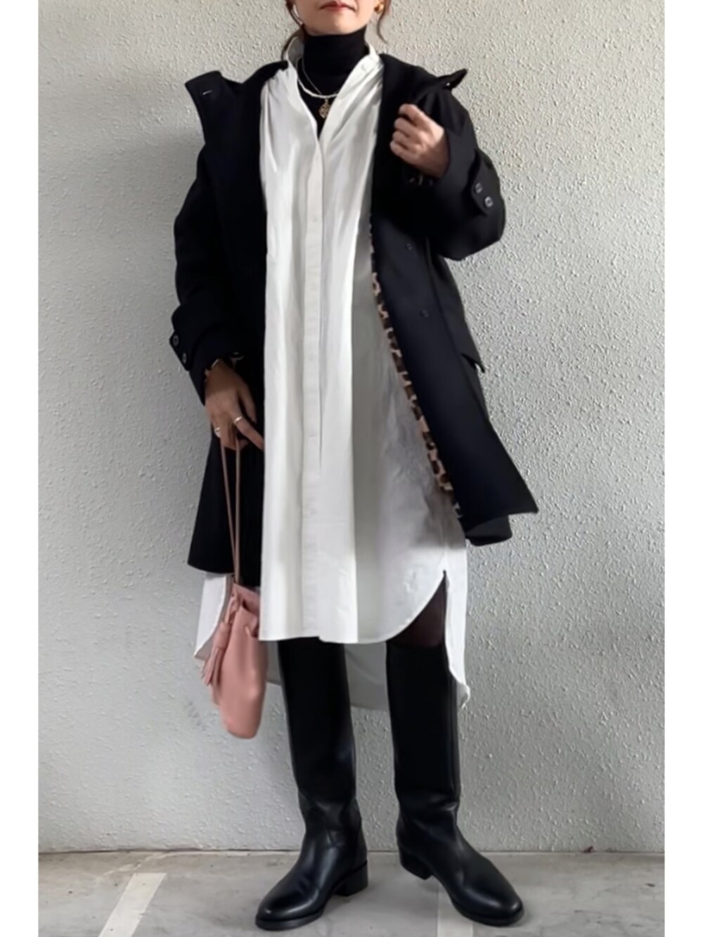 ホワイト系のシャツ/ブラウス、ピンク系のバッグ、ブラック系のブーツを着用したレディースの冬コーディネートの3枚目の写真