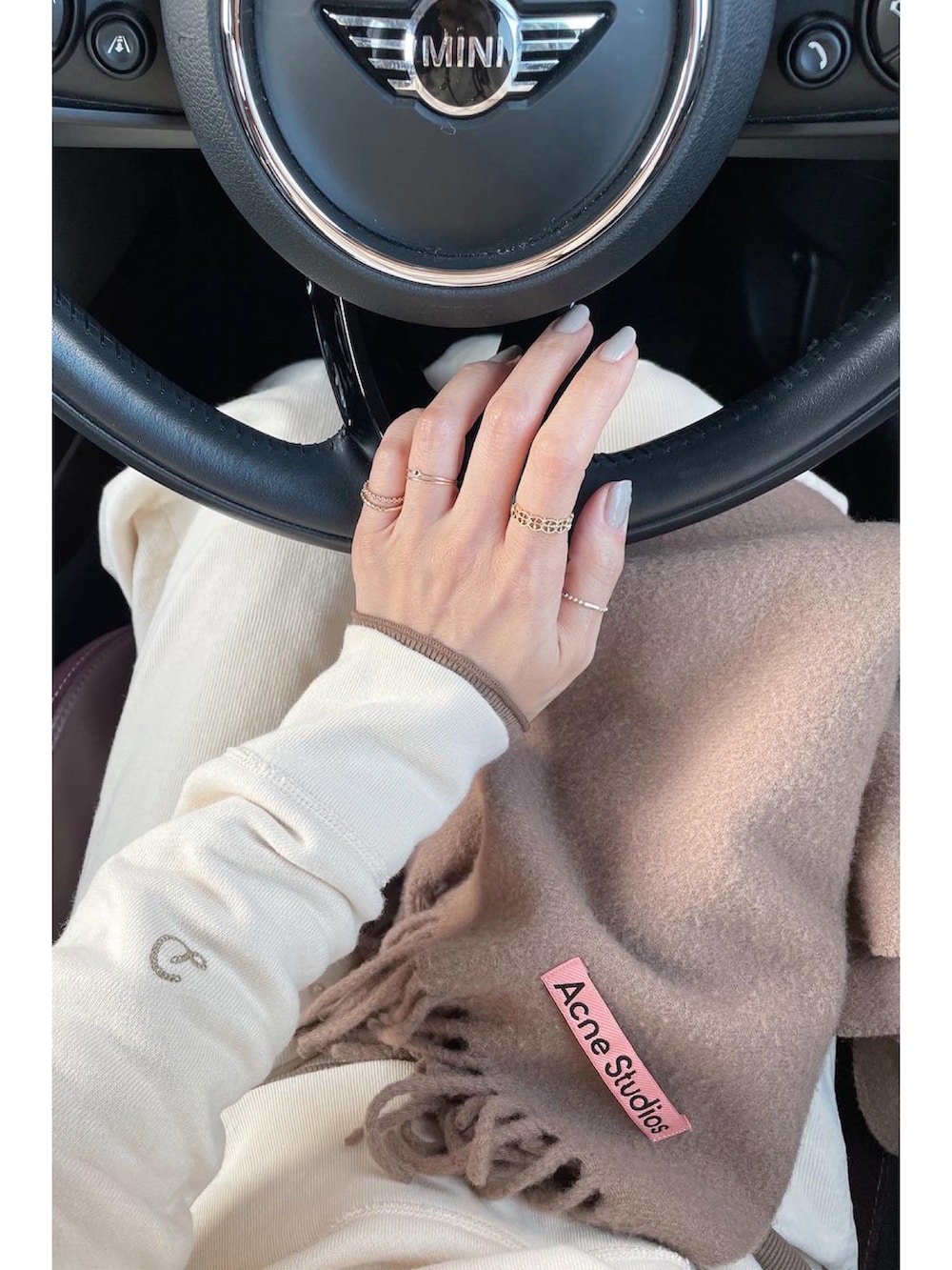 ホワイト系のスウェット、その他のシューズを着用したレディースの冬コーディネートの2枚目の写真