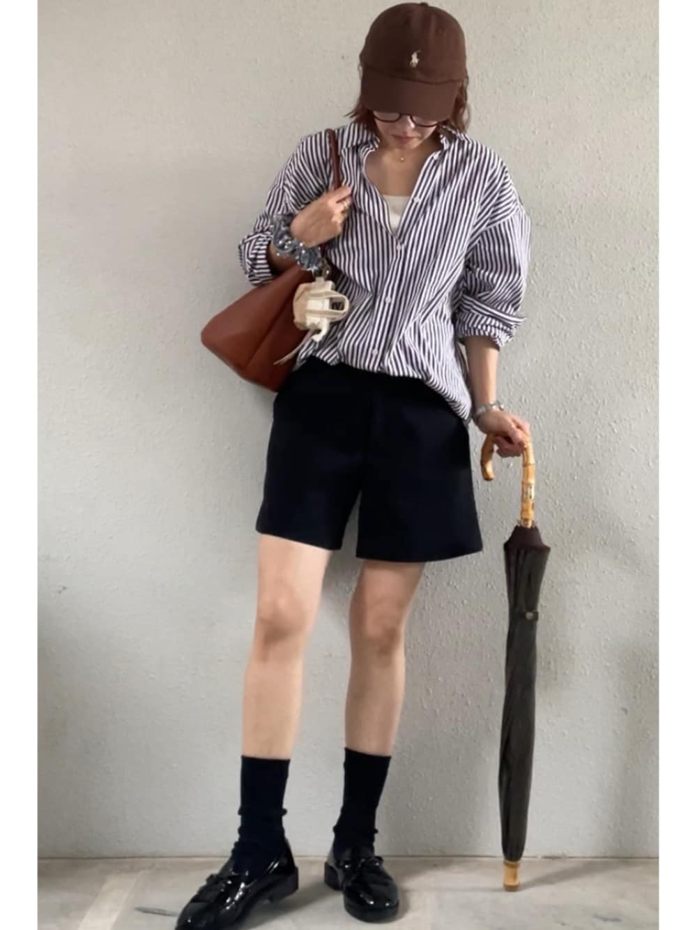 その他のシャツ/ブラウス、ブラック系のその他パンツ、ブラック系のソックス/靴下を着用したレディースの秋コーディネートの2枚目の写真