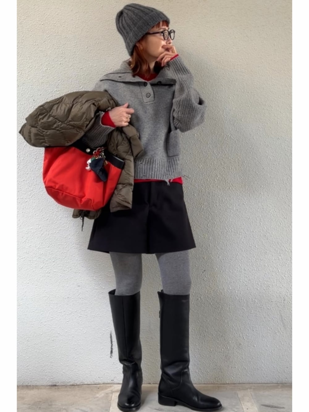 グリーン系のその他アウター、ブラック系のブーツ、グレー系のニット/セーターを着用したレディースの冬コーディネートの2枚目の写真
