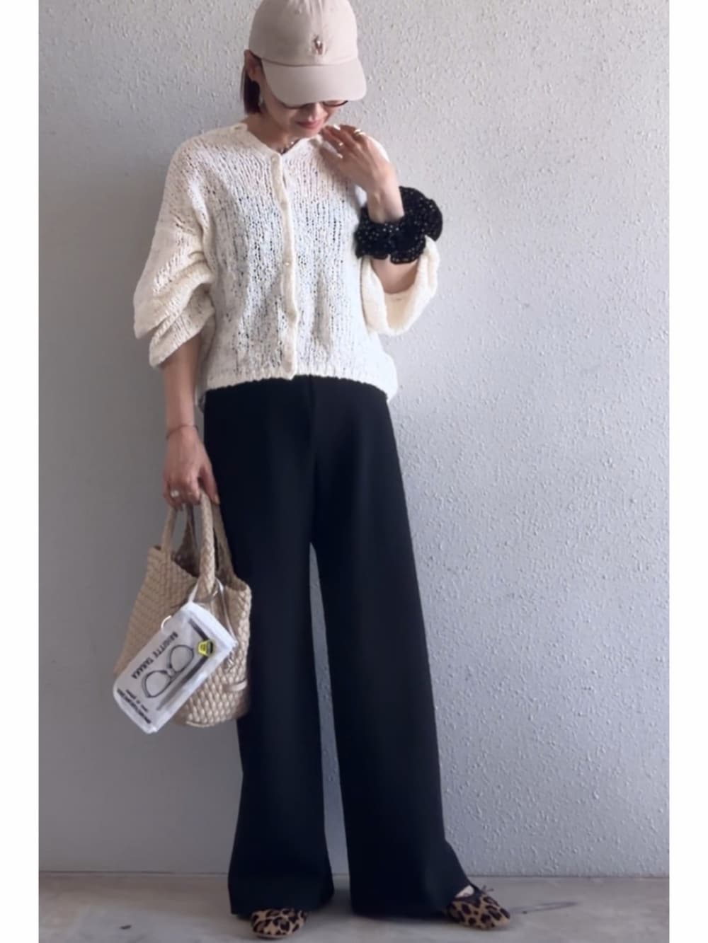 ホワイト系のカーディガン/ボレロ、ブラック系のその他パンツ、その他のバレエシューズを着用したレディースの秋コーディネートの2枚目の写真