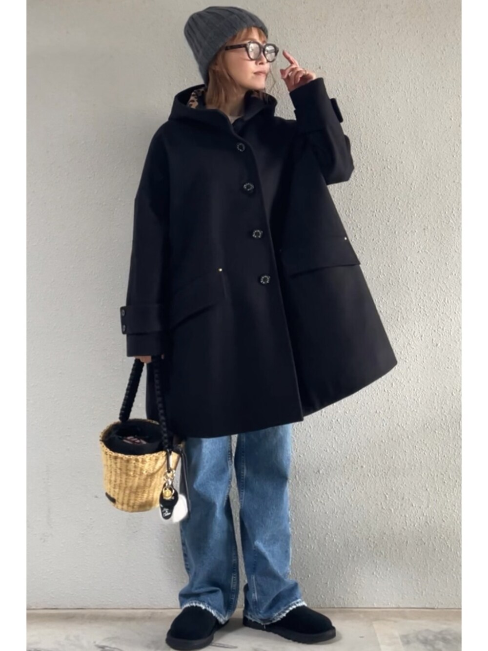 ブラック系のその他アウター、ブルー系のデニムパンツ、ブラック系のその他シューズを着用したレディースの冬コーディネートの2枚目の写真