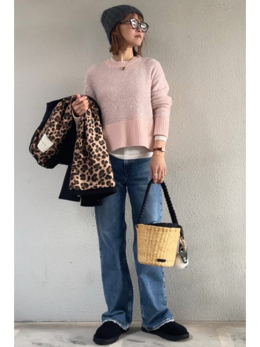 ブラック系のその他アウター、ブルー系のデニムパンツ、ブラック系のその他シューズを着用したレディースの冬コーディネートの3枚目の写真