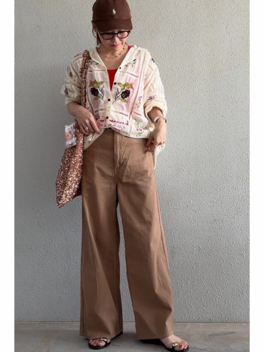 ベージュ系のシャツ/ブラウス、イエロー系のチノパンツ、ピンク系のトートバッグを着用したレディースの夏コーディネートの2枚目の写真