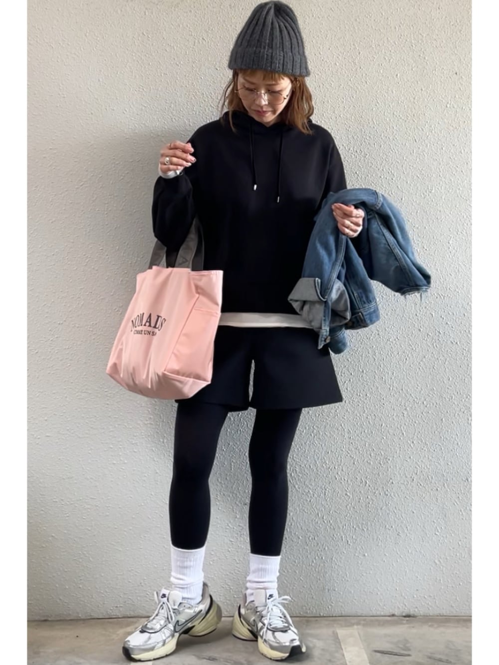 ブラック系のその他パンツ、ホワイト系のスニーカー、ピンク系のハンドバッグを着用したレディースの冬コーディネートの2枚目の写真