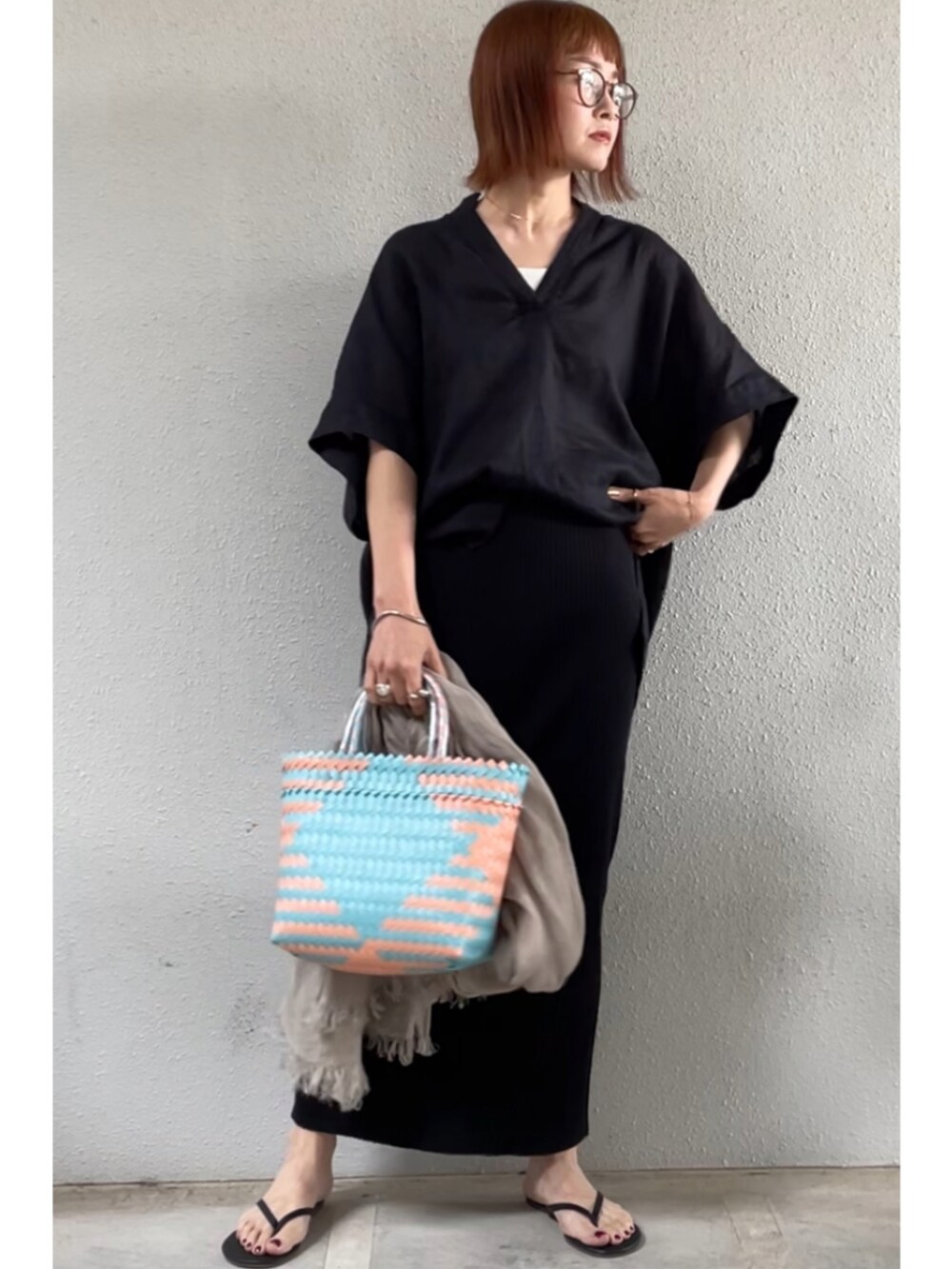 ブラック系のシャツ/ブラウス、ブラック系のスカート、ブラック系のサンダルを着用したレディースの夏コーディネートの2枚目の写真