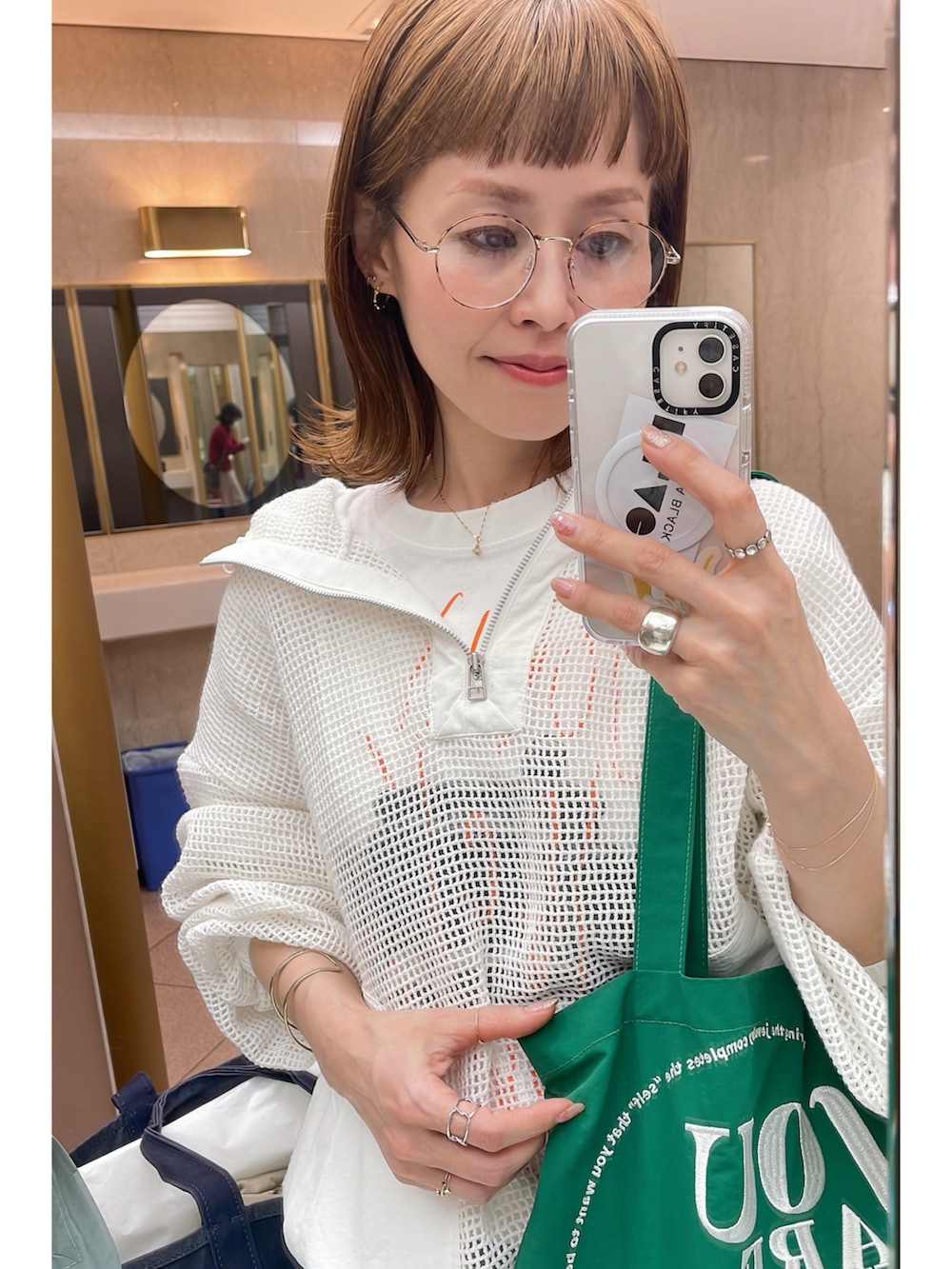 「春コーデ、春めき満開コーデ、カジュアルスタイル、デニムコーデ、低身長コーデ、着回しコーデ、イエベ春、骨格ナチュラル」｜「Spick & Spanの≪追加≫5 1/2 LOOSE-STRAIGHT DENIM（デニムパンツ、ブルー系）」を使った、tomoさん（レディース・153cm）の春コーディネートの2枚目の写真