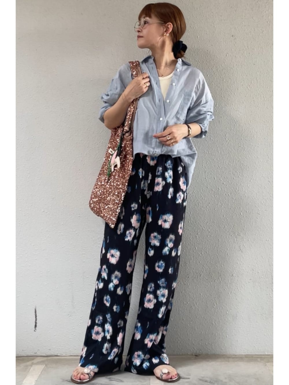 ブルー系のシャツ/ブラウス、ブラック系のその他パンツ、ピンク系のトートバッグを着用したレディースの夏コーディネートの2枚目の写真