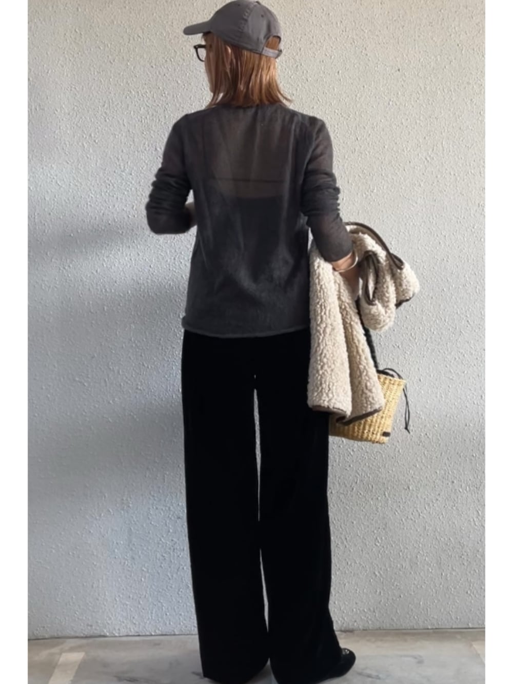 「ニット、秋冬コーデ、ベロア、ボア、着回しコーデ、低身長コーデ」｜「IENAのMAISON GUILLEMETTE/メゾンギヨメット VELVET PT パンツ VELVETPANTS（スラックス、ブラック系）」を使った、tomoさん（レディース・153cm）の秋コーディネートの3枚目の写真
