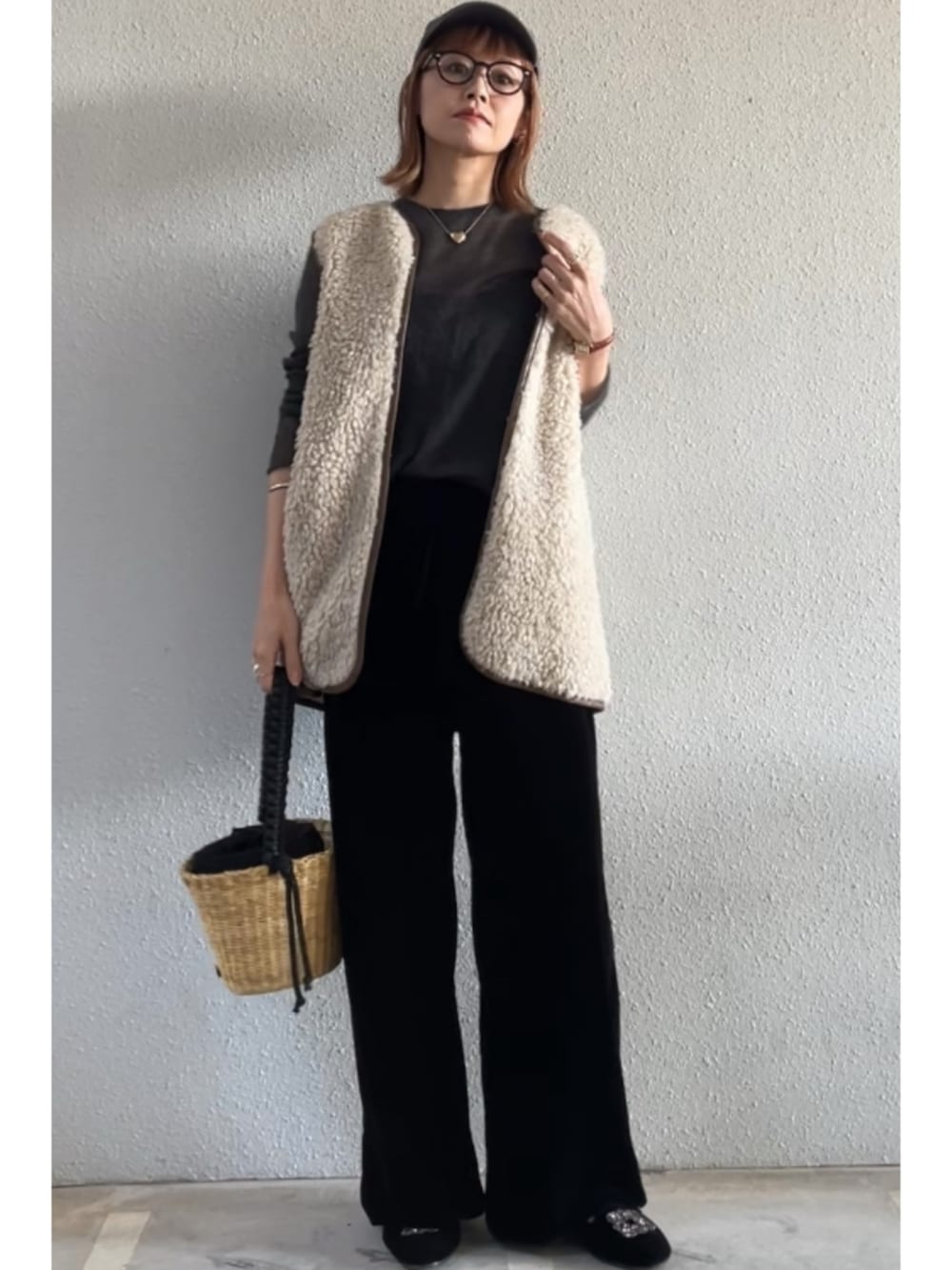 「ニット、秋冬コーデ、ベロア、ボア、着回しコーデ、低身長コーデ」｜「IENAのMAISON GUILLEMETTE/メゾンギヨメット VELVET PT パンツ VELVETPANTS（スラックス、ブラック系）」を使った、tomoさん（レディース・153cm）の秋コーディネートの2枚目の写真