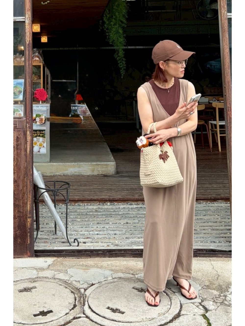 ベージュ系のワンピース、ブラウン系のサンダル、ブラウン系のタンクトップを着用したレディースの夏コーディネートの3枚目の写真