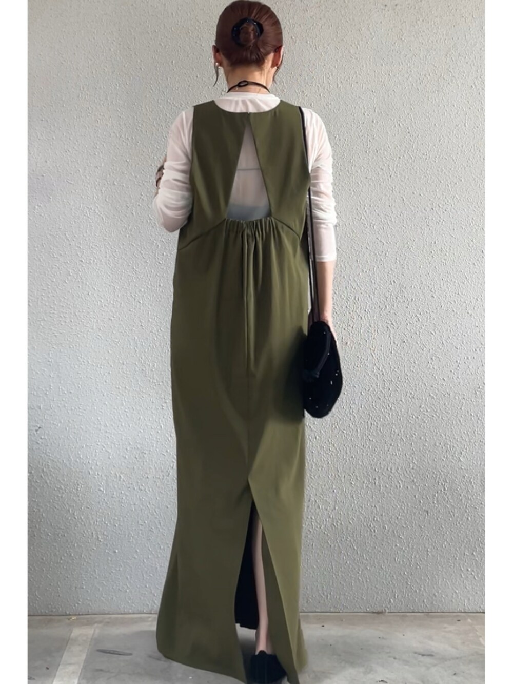 グリーン系のワンピース、ブラック系のその他シューズ、ゴールド系のリングを着用したレディースの秋コーディネートの2枚目の写真