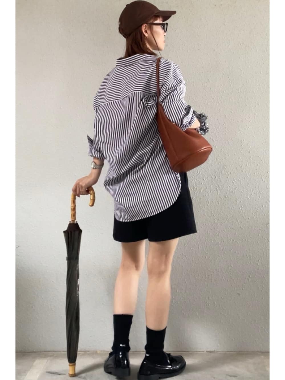 その他のシャツ/ブラウス、ブラック系のその他パンツ、ブラック系のソックス/靴下を着用したレディースの秋コーディネートの3枚目の写真