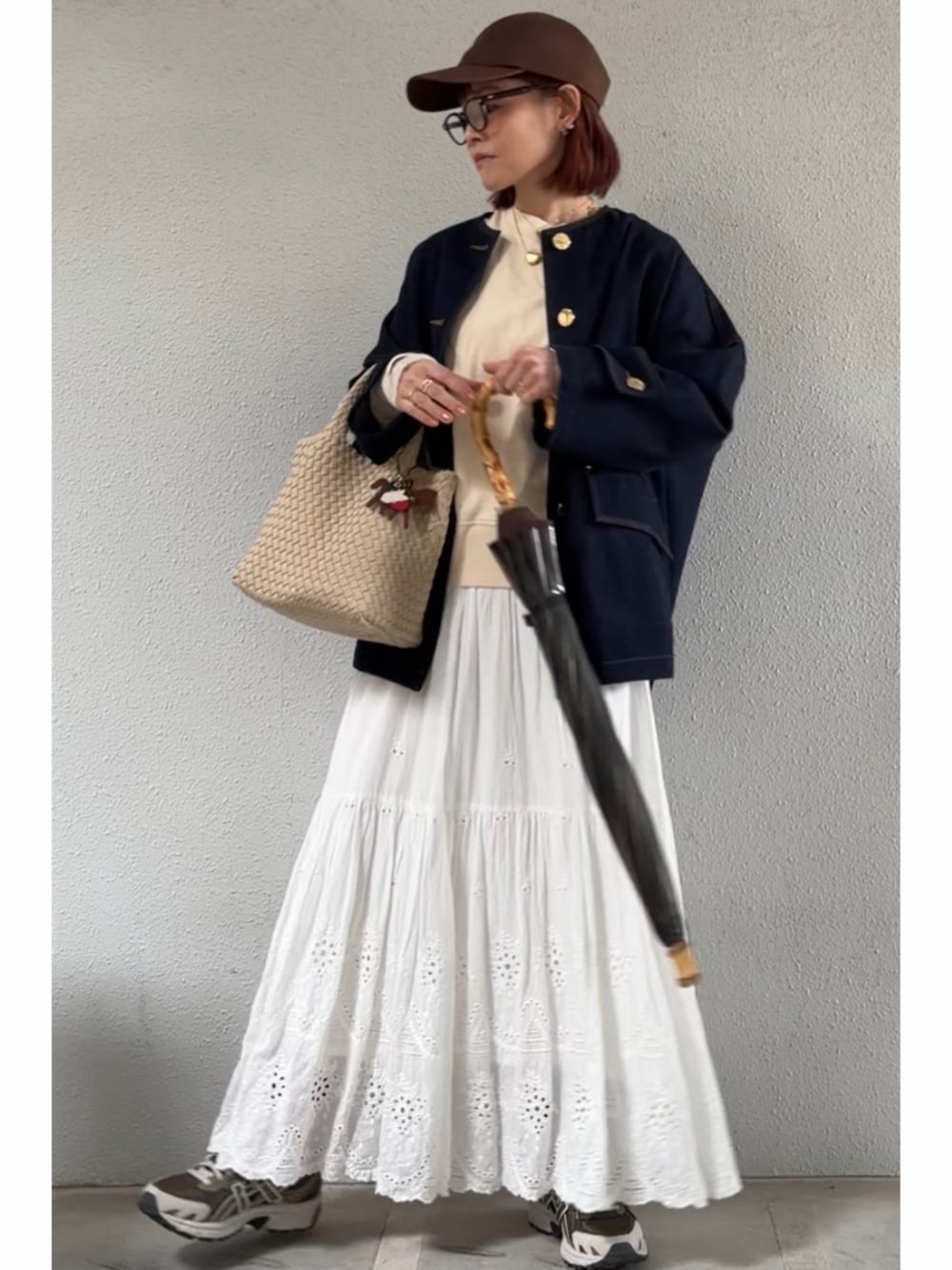 ホワイト系のスウェット、ホワイト系のスカート、ベージュ系のスニーカーを着用したレディースの冬コーディネートの2枚目の写真