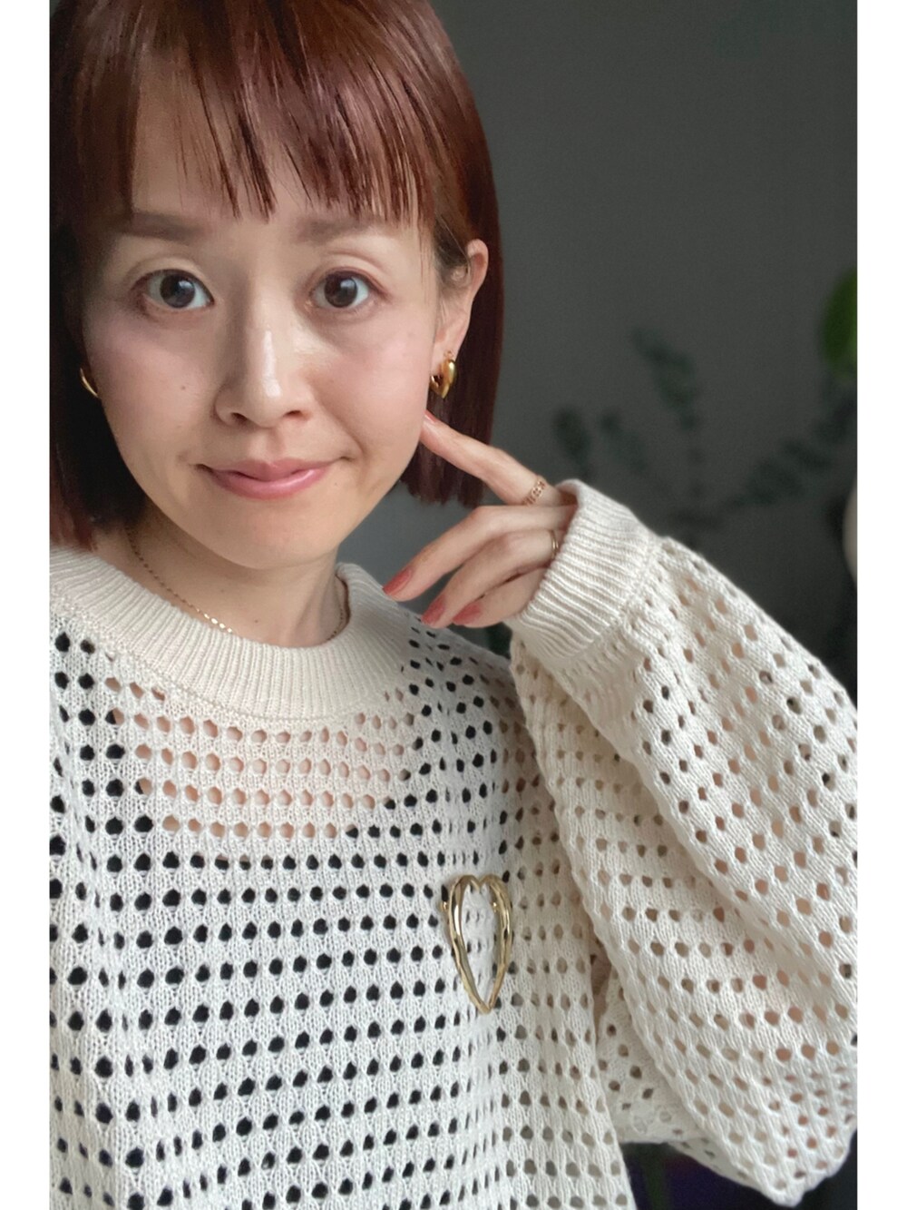 ホワイト系のニット/セーター、ブラック系のショルダーバッグ、ブラック系のスカートを着用したレディースの春コーディネートの2枚目の写真