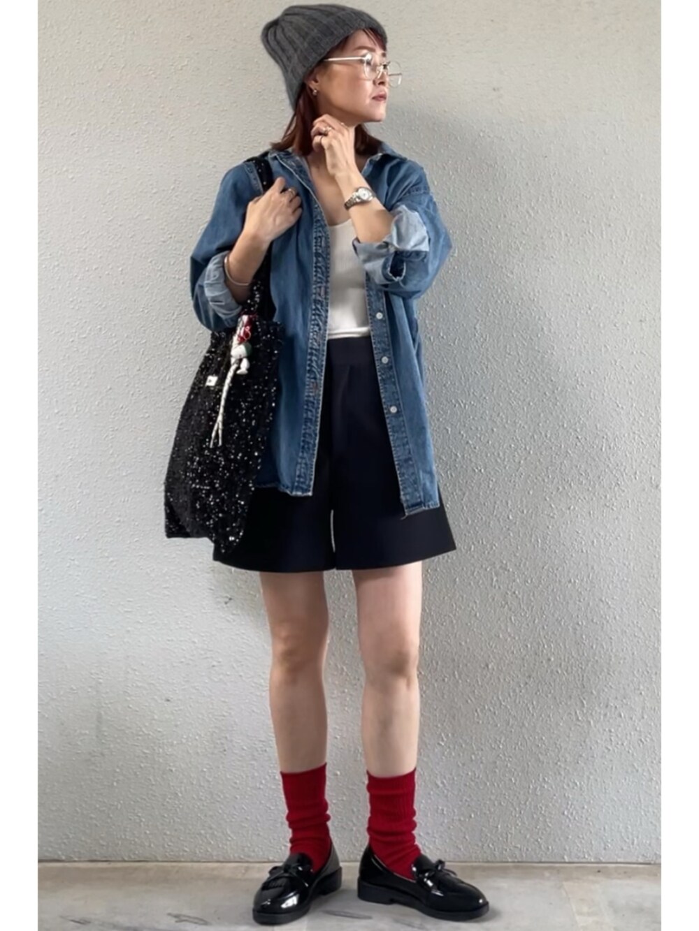 ブラック系のトートバッグ、ブルー系のシャツ/ブラウス、ブラック系のその他パンツを着用したレディースの秋コーディネートの2枚目の写真