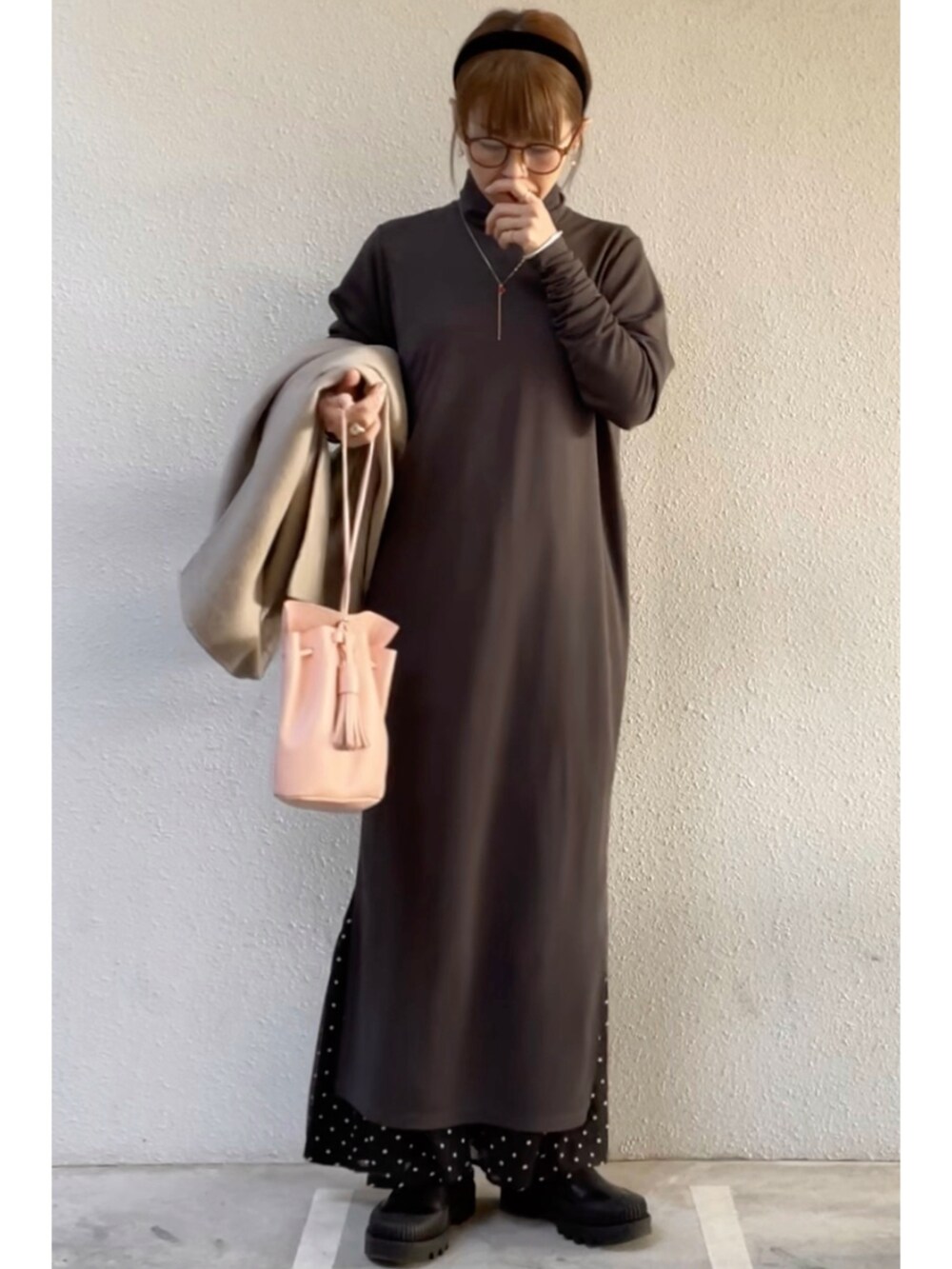 グレー系のTシャツ/カットソー、グレー系のワンピース、ブラック系のスカートを着用したレディースの冬コーディネートの2枚目の写真