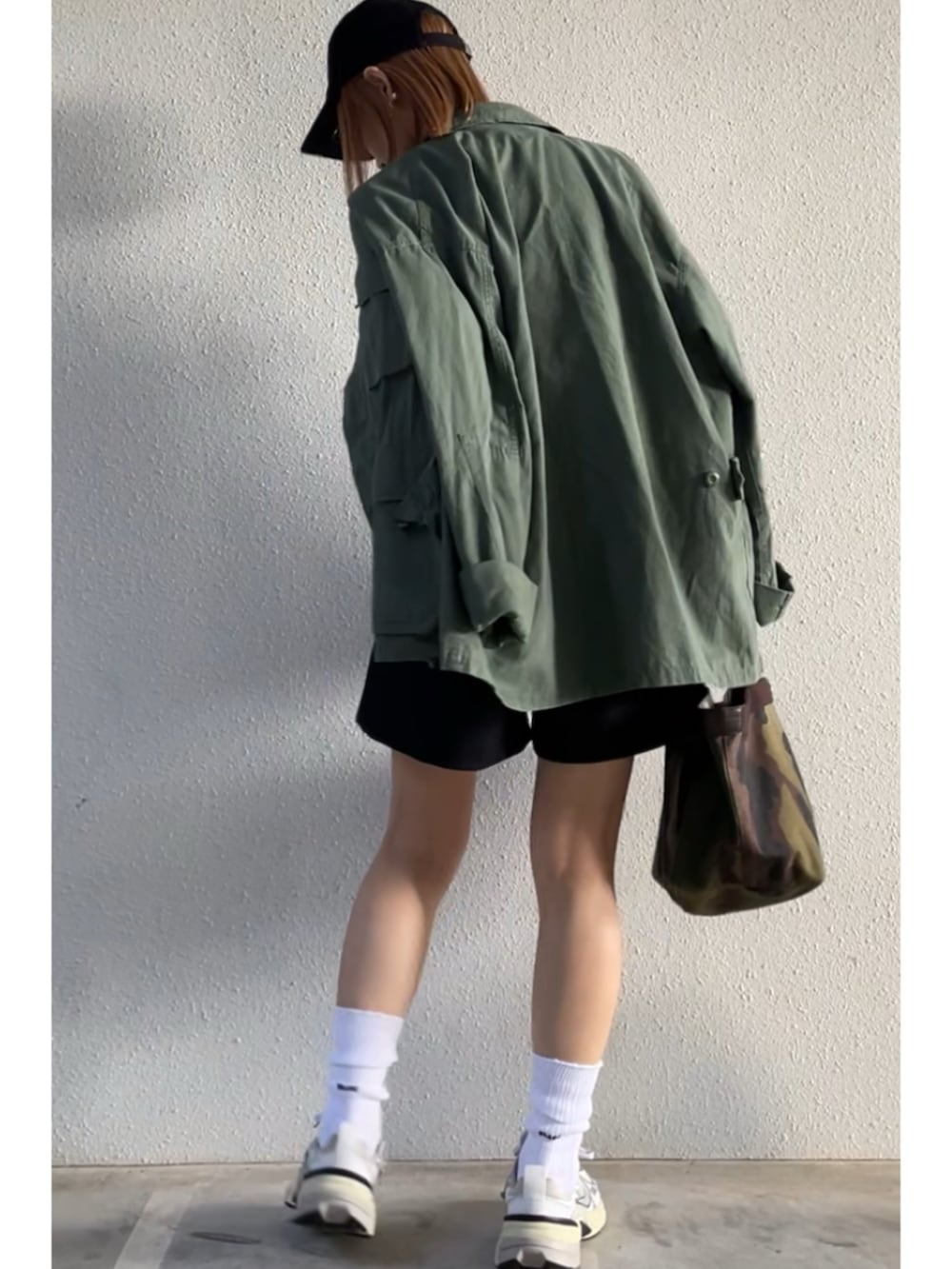 「秋冬コーデ、カジュアル、ショートパンツ、スニーカー、おでかけコーデ、低身長コーデ、着回しコーデ、カジュアルコーデ、ミリタリージャケット」｜「journal standard L'essageの《追加3》【AYAKANEKO×L’ESSAGE】MICKEY Tシャツ（Tシャツ/カットソー、ホワイト系）」を使った、tomoさん（レディース・153cm）の秋コーディネートの2枚目の写真