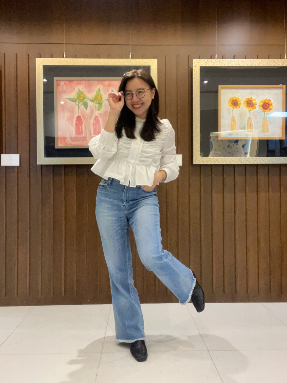 ホワイト系のシャツ/ブラウスを着用したレディースの春コーディネートの2枚目の写真