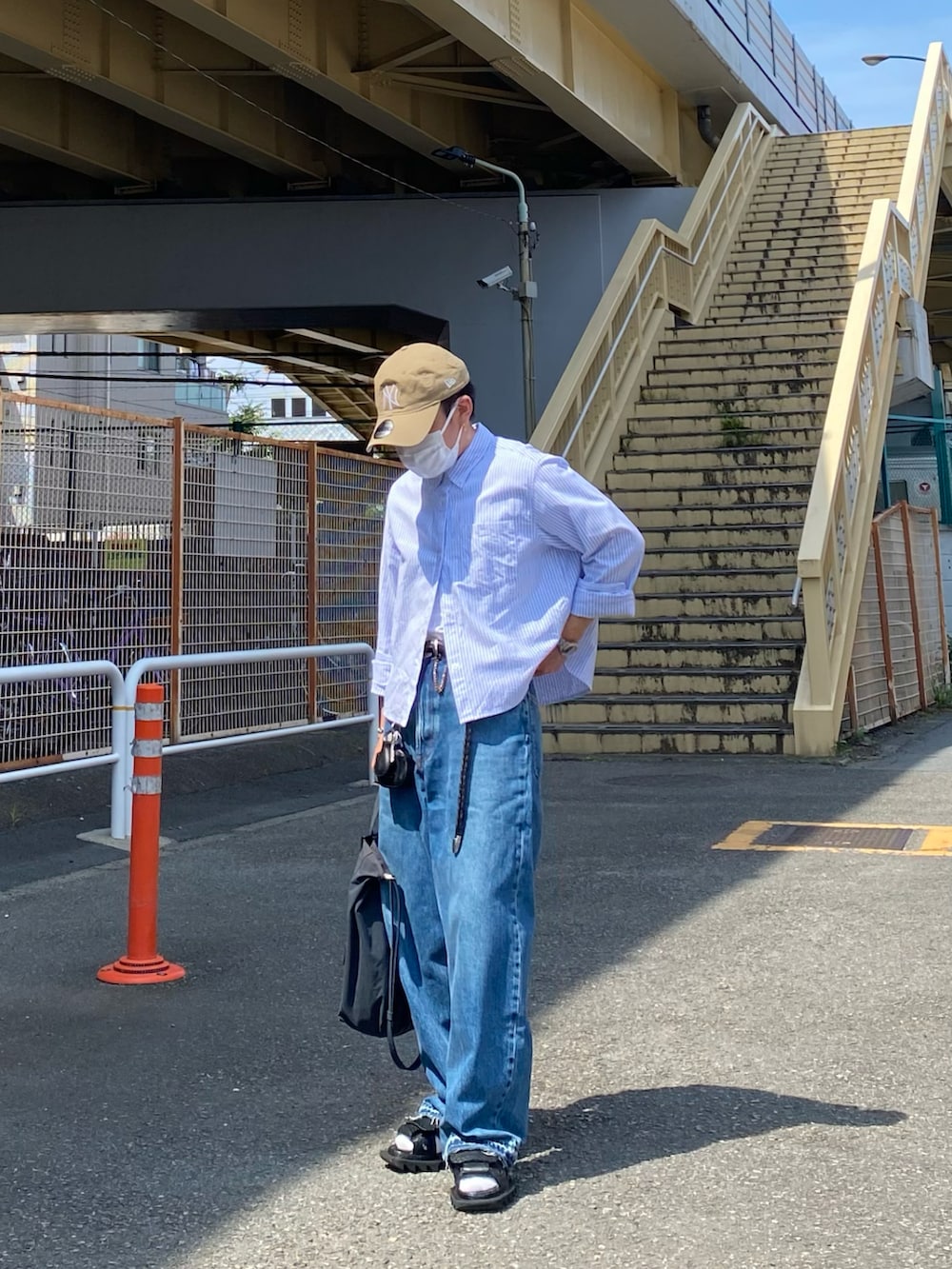 ブルー系のシャツ/ブラウス、ブルー系のデニムパンツ、ブラック系のサンダルを着用したメンズの夏コーディネートの2枚目の写真