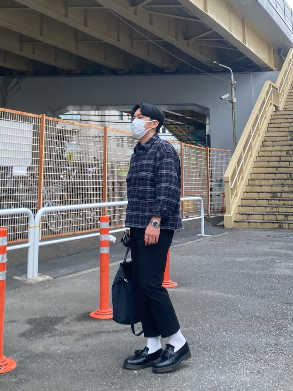 ブラック系のシャツ/ブラウス、ブラック系のスラックス、ブラック系のローファーを着用したメンズの秋コーディネートの3枚目の写真