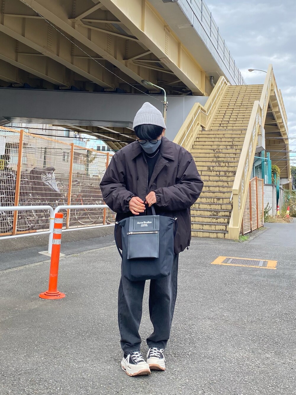 ブラック系のダウンジャケット/コート、ブラック系のスウェット、グレー系のデニムパンツを着用したメンズの秋コーディネートの3枚目の写真