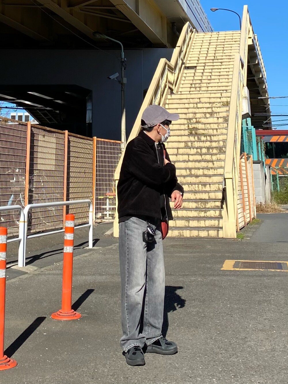 ブラック系のシャツ/ブラウス、ブラック系のスウェット、ホワイト系のTシャツ/カットソーを着用したメンズの秋コーディネートの5枚目の写真