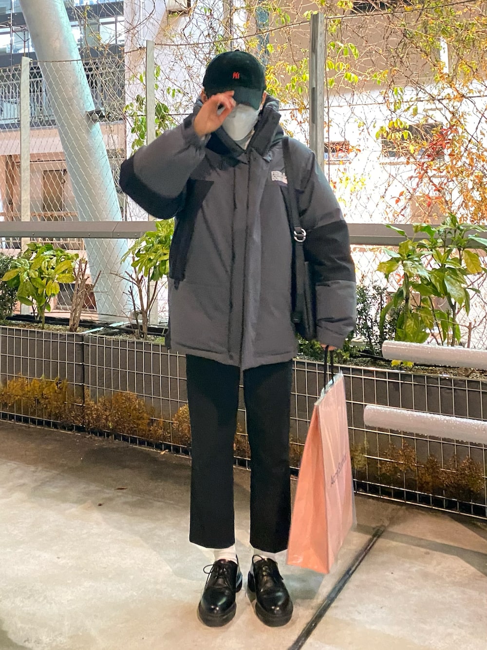 グレー系のダウンジャケット/コート、グレー系のスウェット、その他のTシャツ/カットソーを着用したメンズの春コーディネートの3枚目の写真