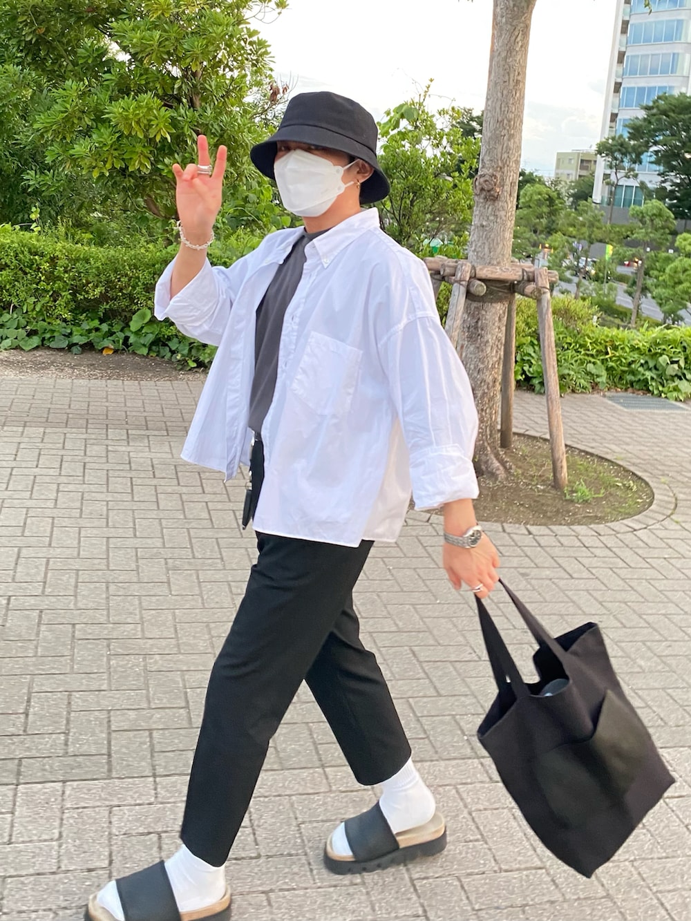 ホワイト系のシャツ/ブラウス、グレー系のTシャツ/カットソー、ブラック系のスラックスを着用したメンズの夏コーディネートの2枚目の写真