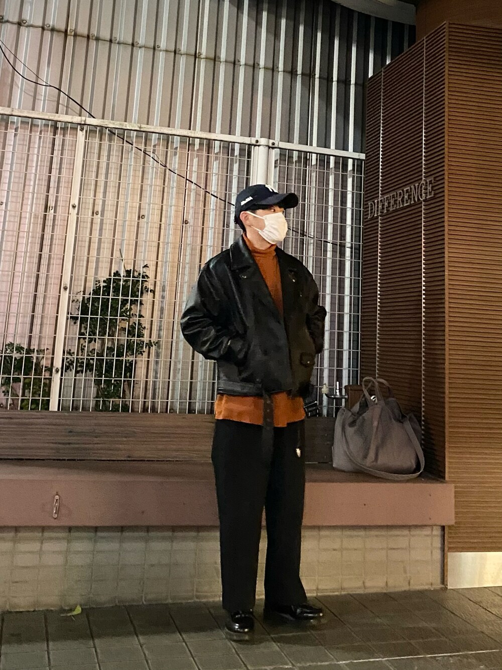 ブラック系のライダースジャケット、ブラウン系のスウェット、ブラック系のパンツを着用したメンズの秋コーディネートの3枚目の写真