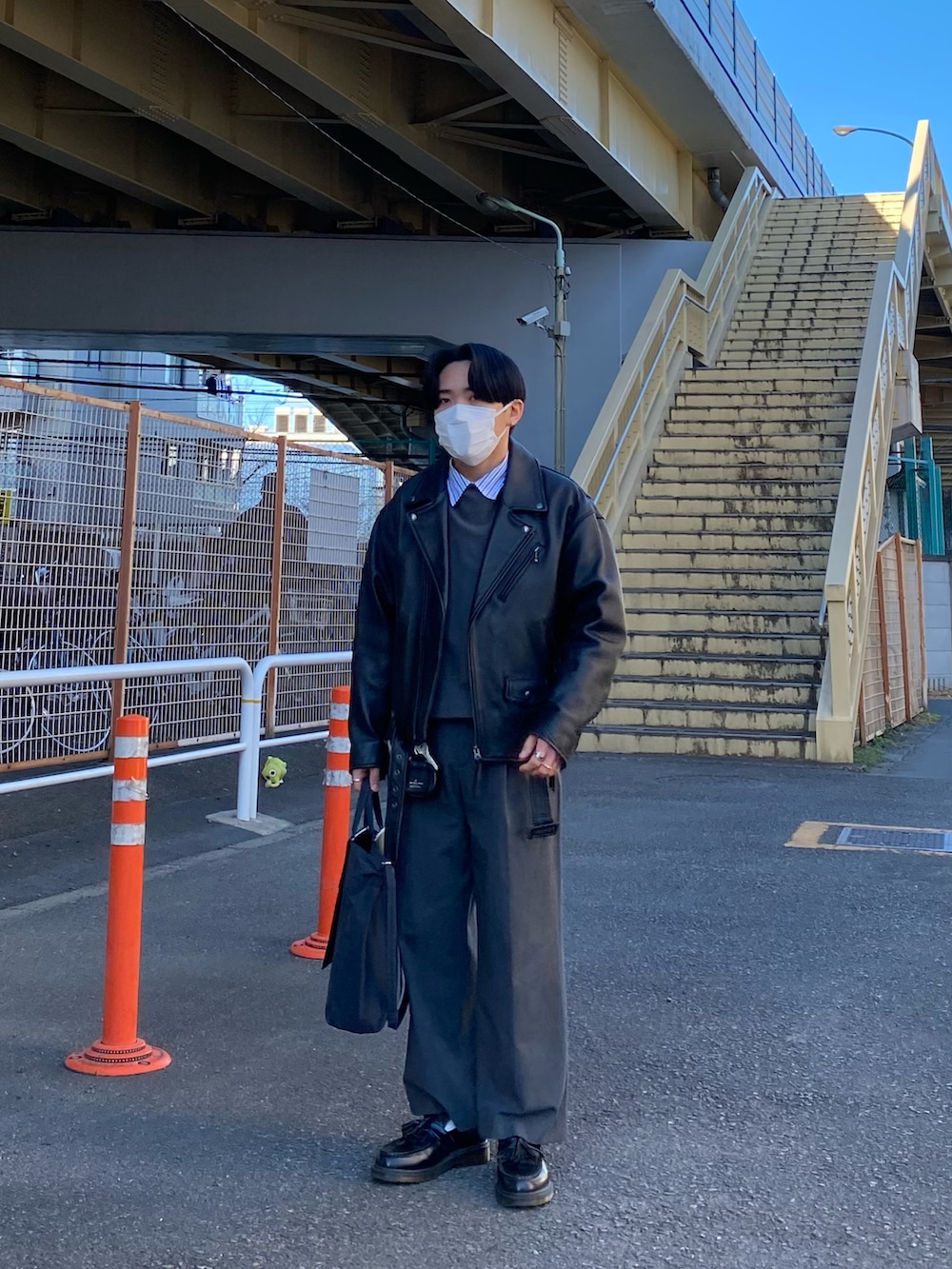 グレー系のスウェット、その他のシャツ/ブラウス、ブラック系のトートバッグを着用したメンズの冬コーディネートの2枚目の写真